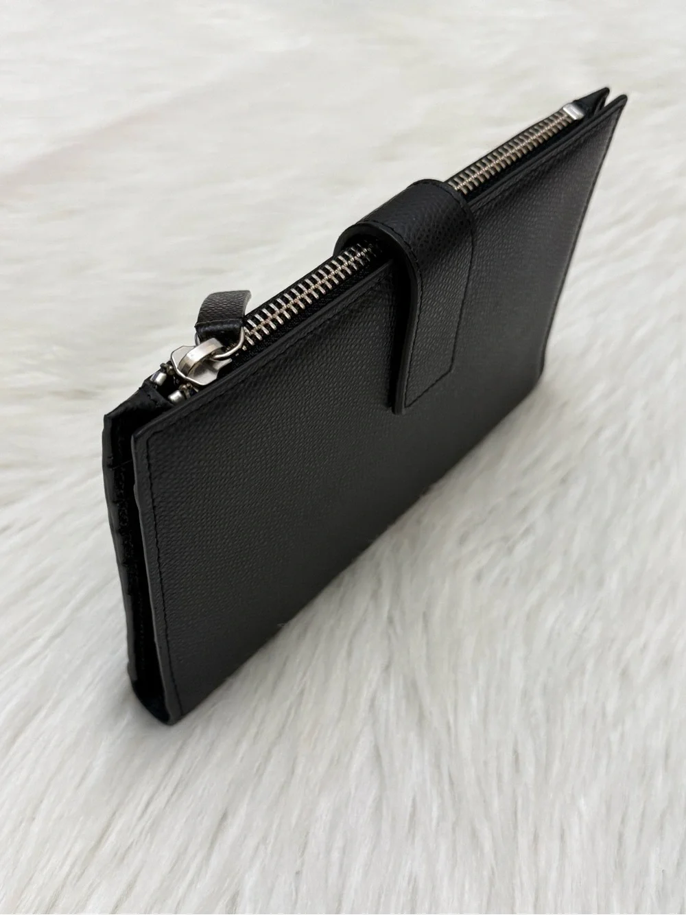 EVERLANE - BLACK TEXTURED PEBBLED LEATHER TRAVELER BIFOLD WALLET